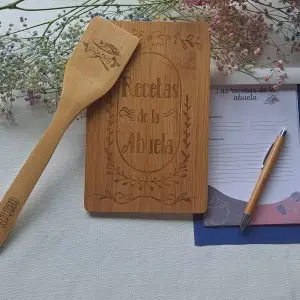 Cuchara y tabla de cortar de madera