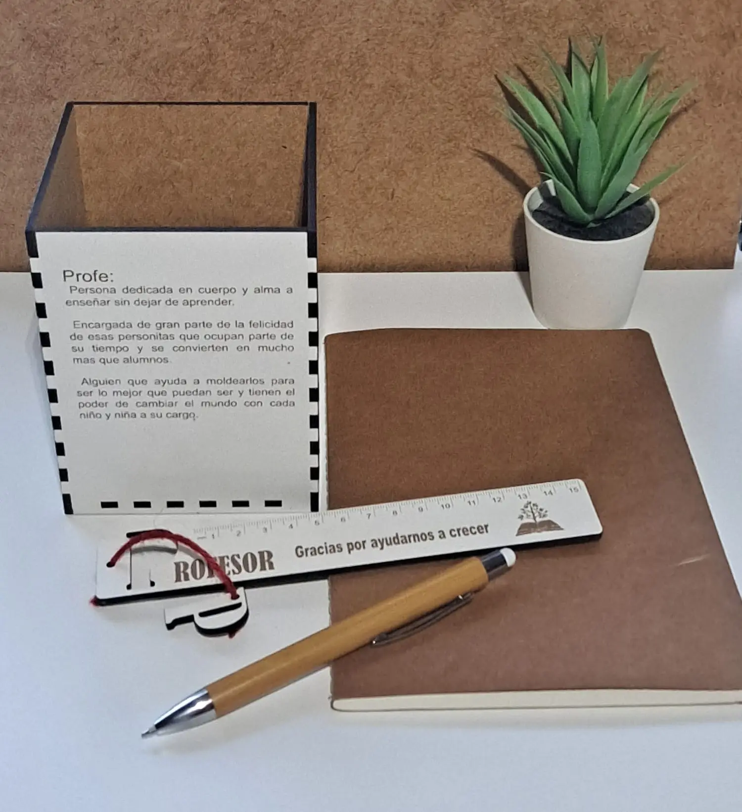 Pack regalo profesor totebag + portalápiz con regla y bolígrafo bambú - Imagen 2